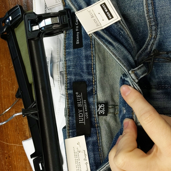 Judy Blue Midrise Capri Cuffed Jeans - Picture 4 of 5